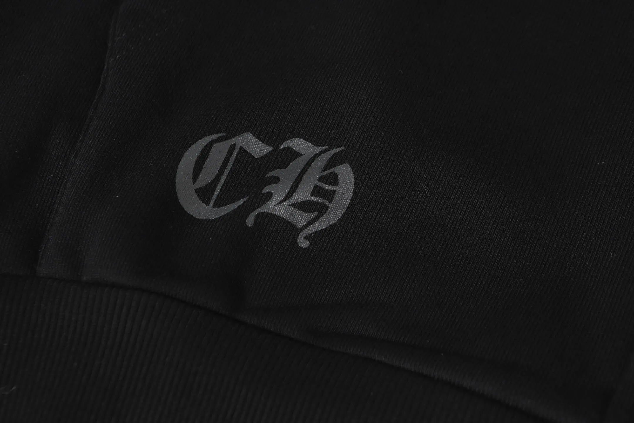 P250 #K31 Cross-border model, please do not place an order if you are pursuing quality - Chrome Hearts/Chrome Hearts 23ss scroll horseshoe print zipper sweatshirt cardigan jacket - High weight, high density and high quality. The wool is soft, delicate and skin-friendly. It feels soft and silky. It has excellent warmth and skin-friendly properties. - Custom-woven and dyed with no color difference. No matter the fabric or workmanship details, it beats the ordinary version on the market. - Hardware zipper accessories are all customized and full of details. -Colour: black white -Size: S M L XL